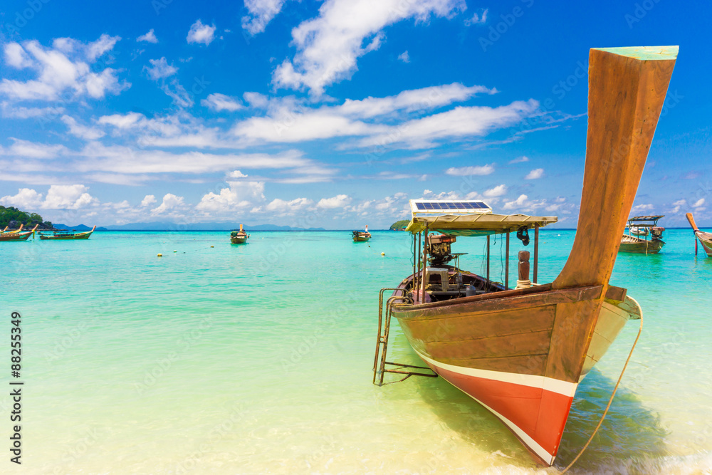Obraz premium Longtail wood boat and islands in andaman sea