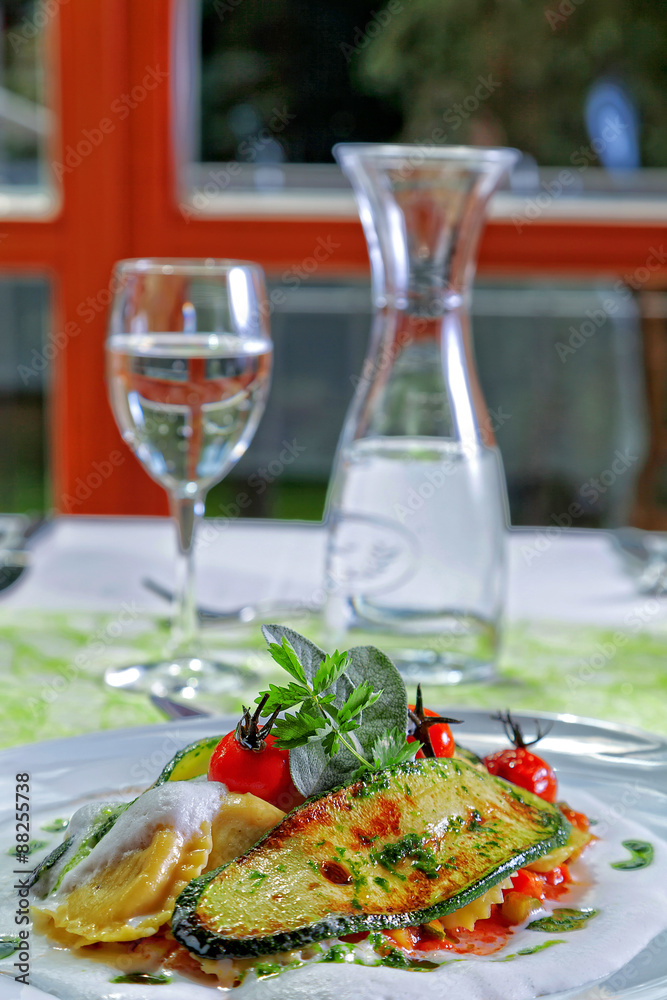 Ravioli mit Grillgemüse auf Trüffelölschaum mit Tomaten angerichtet Nahaufnahme