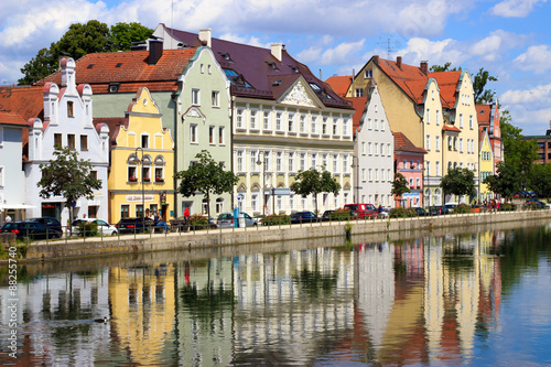 Stadtbild von Landshut im Sommer mit Spiegelung im Fluss