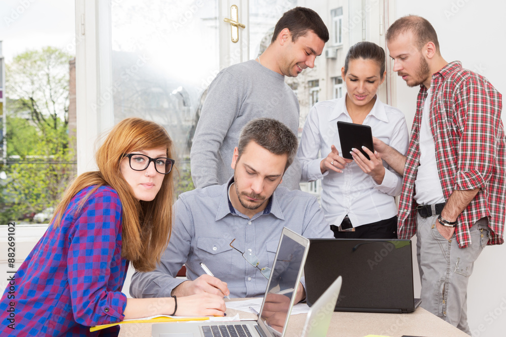 Obraz premium Young group of people discussing business plans.