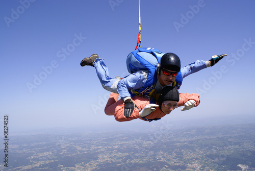 Skydivers tandem jumping wiht gloves