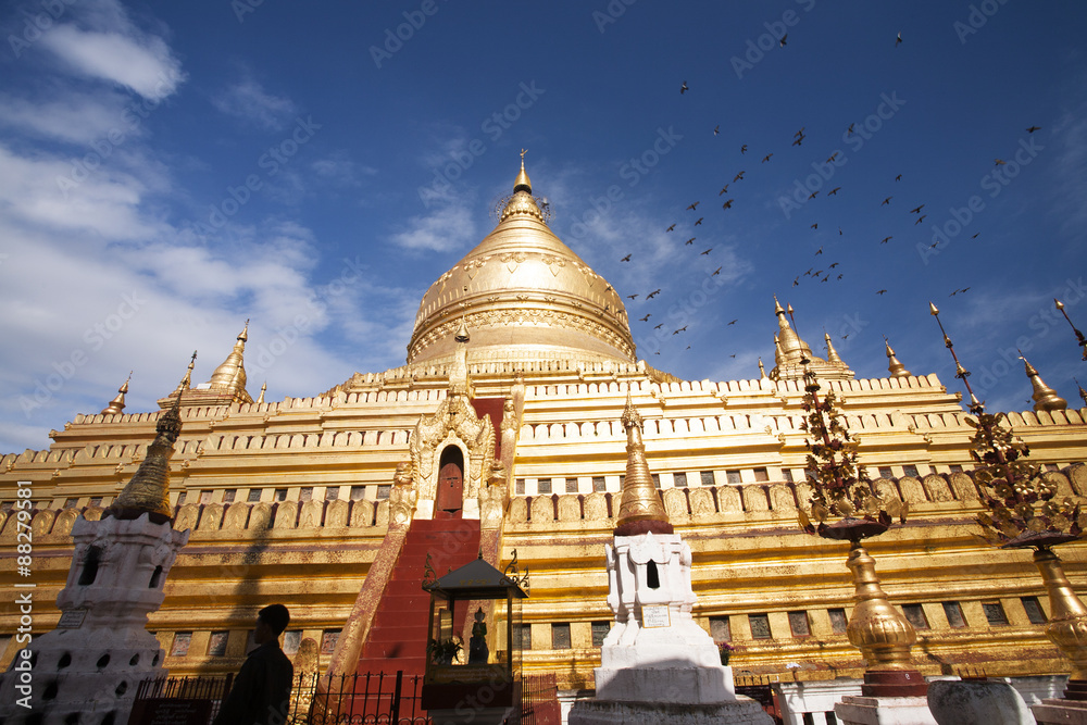 Fototapeta premium Golden temple Schwezigon Paya in Nyaung U (Bagan) - Myanmar 