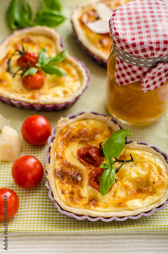 Quiche with cheese and cherry tomatoes Quiche with cheese and cherry tomatoes