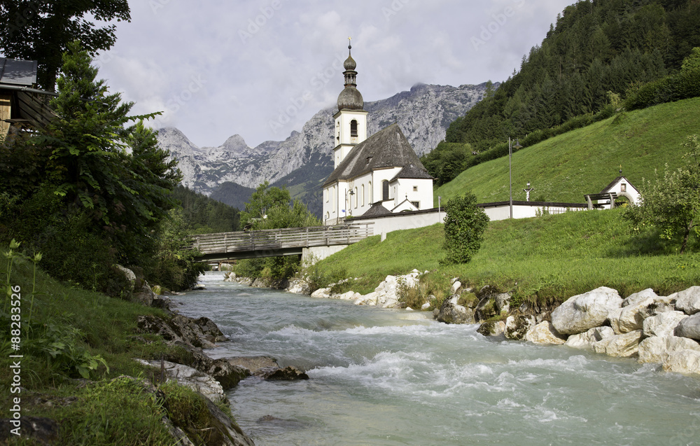 Kapelle St. Sebastian in Ramsau mit Reiter Alpe und Ramsauer Ache Kapelle St. Sebastian in Ramsau mit Reiter Alpe und Ramsauer Ache