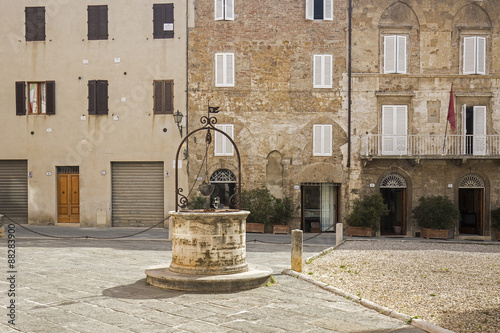 Brunnen vor der Kirche San quirico d'Orcia photo