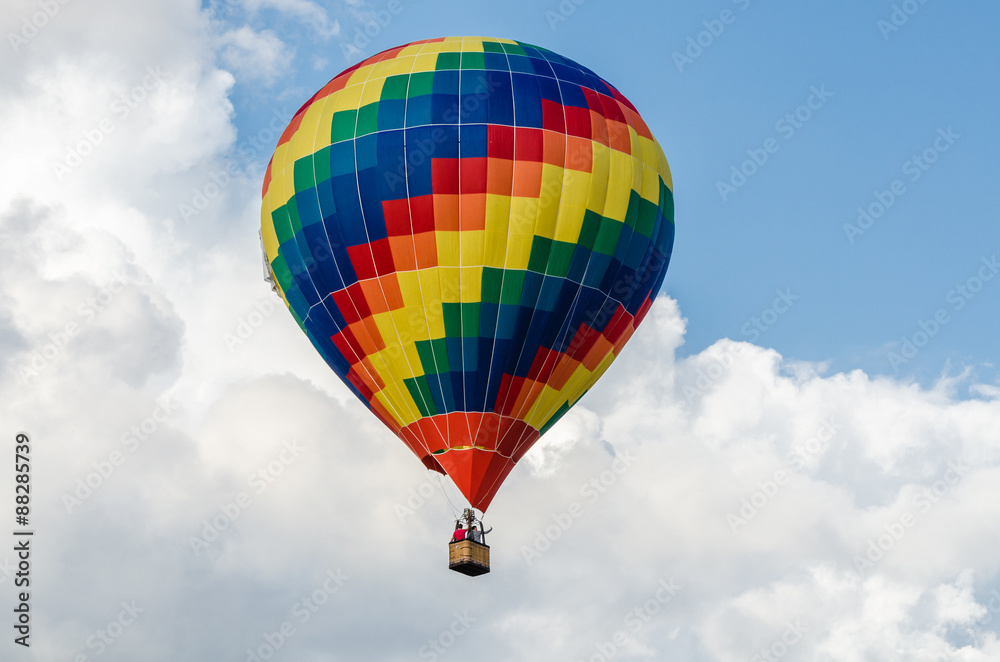 Naklejka premium Hot air balloon in the sky with clouds