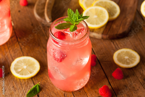 Refreshing Cold Raspberry Lemonade