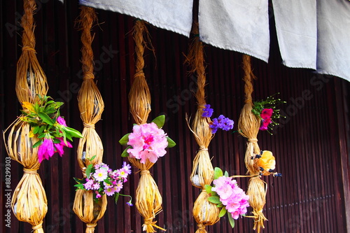 花飾り /　花祭りで通りに飾られた花 photo