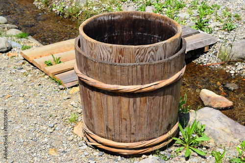 レトロな木製の桶／容器の一種である木製の「桶」を撮影した写真です。現在はプラスチック製の桶が一般的になり、木製の桶はあまり見かけられなくなりましたが、昭和20～30年代迄は日本のどの家庭にもありました。