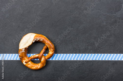 Brezel auf einer Schieferplatte mit bayerischem Dekor photo