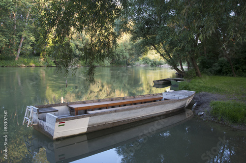 Łódka na brzegu Dunaju