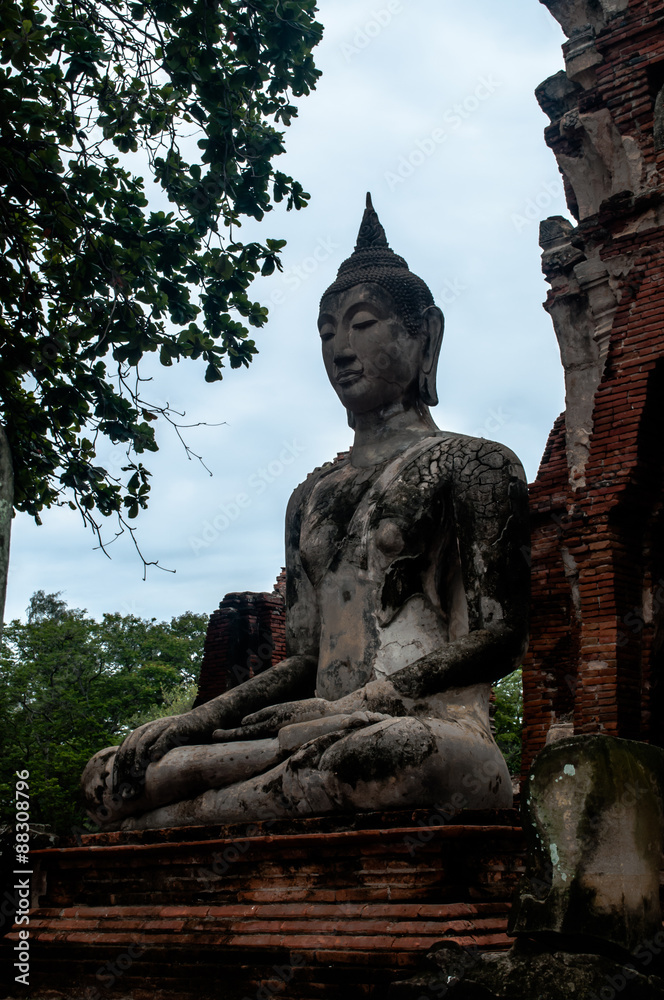 Obraz premium Large seated buddha statue in ruins of sukothai / Large seated buddha statue in ruins of sukothai thailand