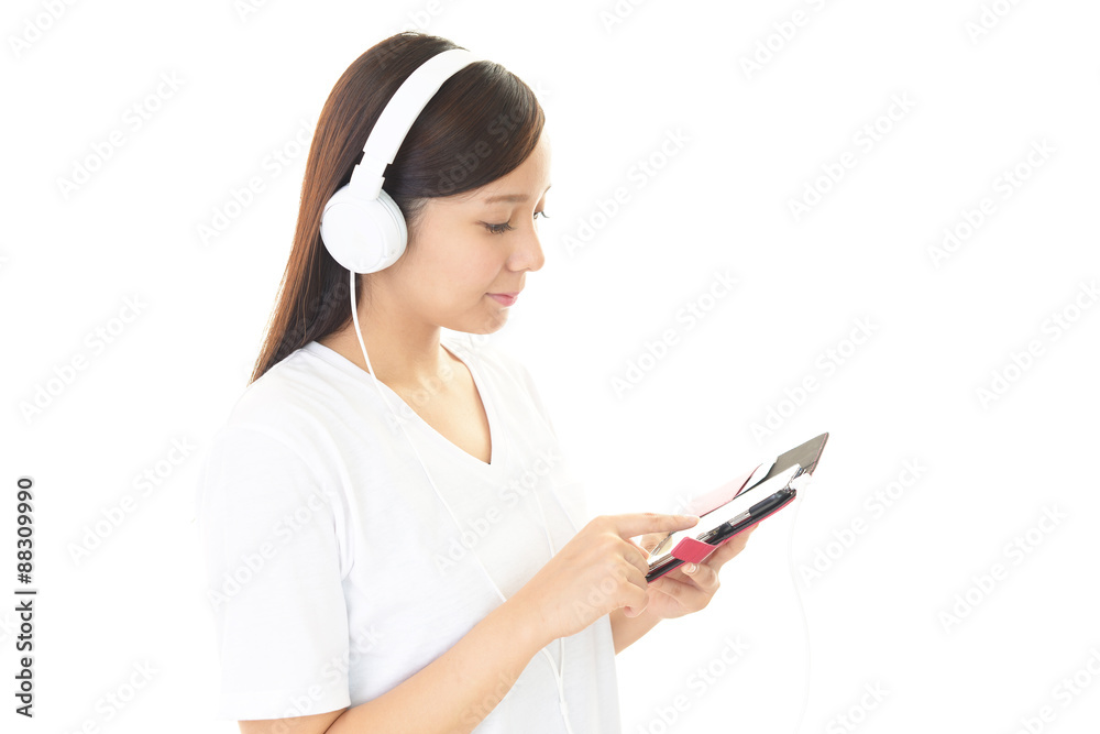 音楽を聴く女性 音楽を聴く女性