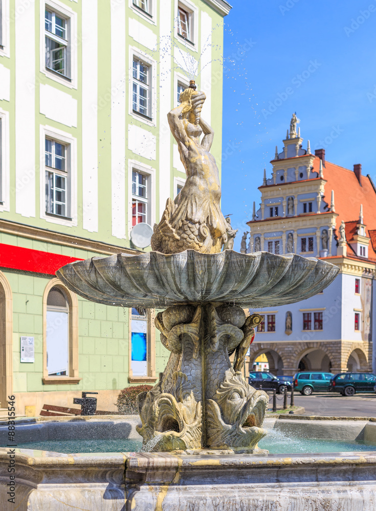 Naklejka premium Rynek Starego Miasta w Nysie - Fontanna Trytona z 1701 roku, wzorowana na Fontannie trytona Berniniego z Rzymu. W tle po prawej stronie zabytkowy Dom Wagi.