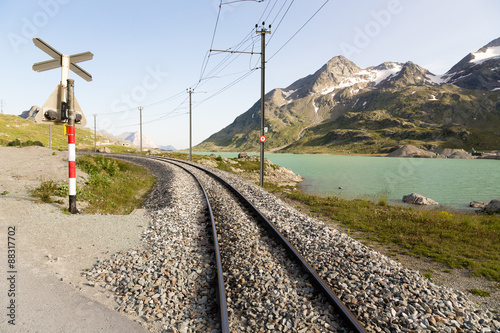 Rotaie treno Bernina express su lago bianco