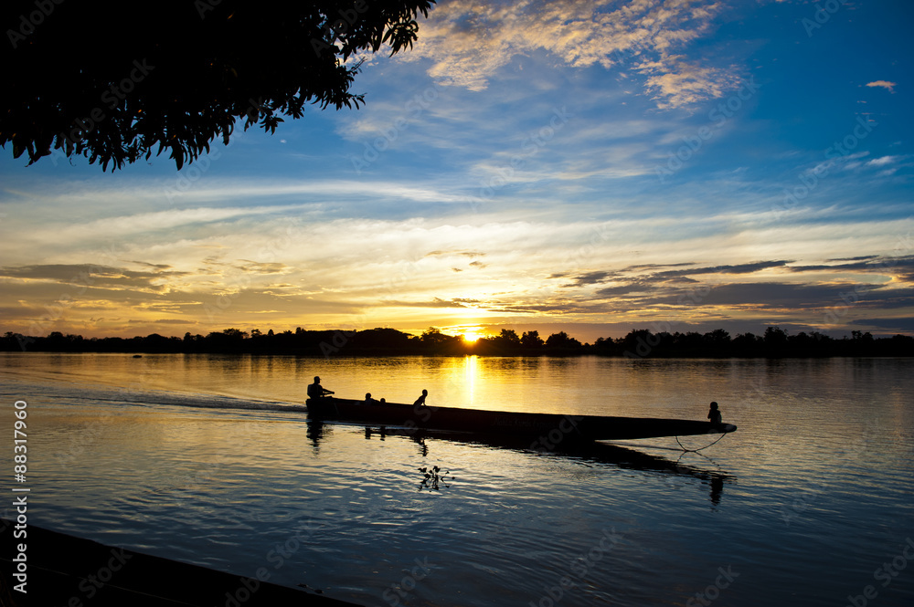 Tramonto sul fiume Sepik, Papua Nuova Guinea Tramonto sul fiume Sepik, Papua Nuova Guinea