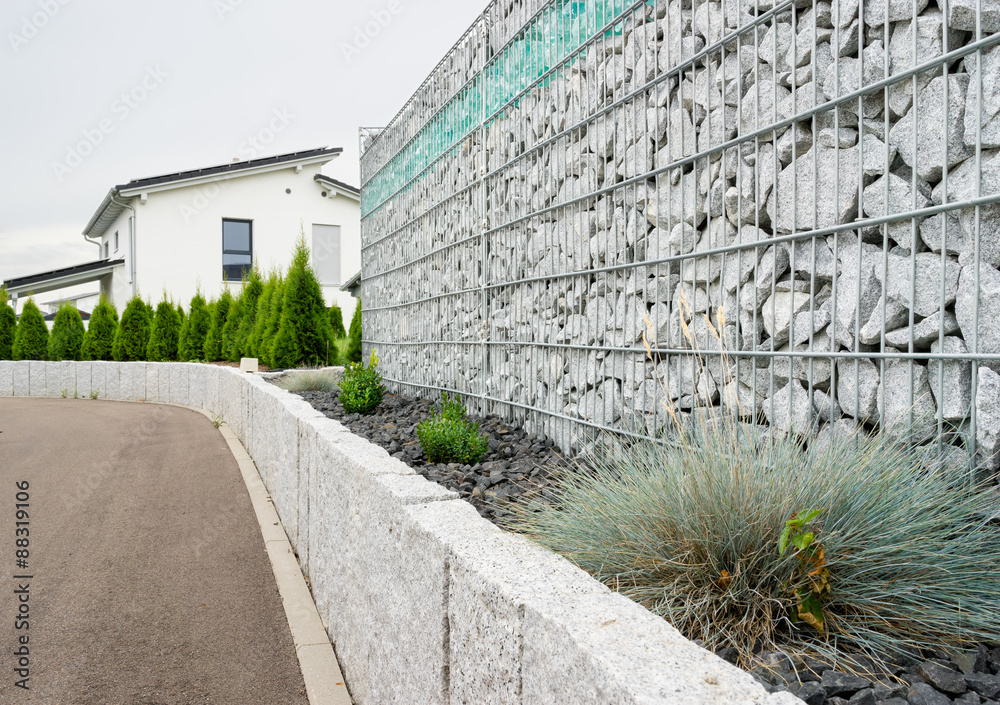 Zaun aus Gabionen im Garten Stock Photo Adobe Stock