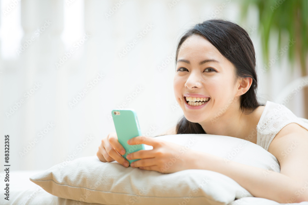 スマートフォン・若い女性 スマートフォン・若い女性