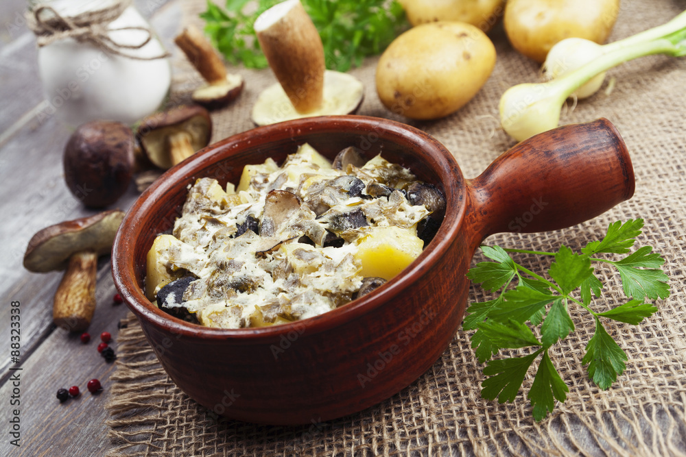 Potatoes with mushrooms in cream sauce Potatoes with mushrooms in cream sauce