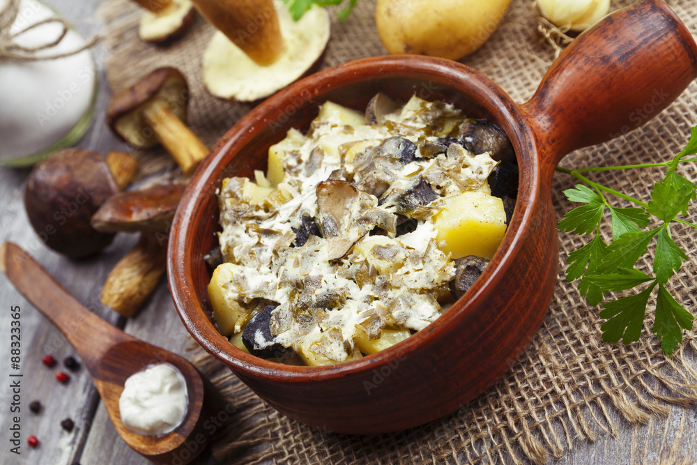Potatoes with mushrooms in cream sauce Potatoes with mushrooms in cream sauce