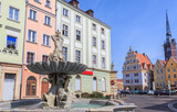 Rynek Starego Miasta w Nysie - Fontanna Trytona z 1701 roku, wzorowana na Fontannie trytona Berniniego z Rzymu. W tle zabytkowy Dom Wagi oraz wieża ratusza