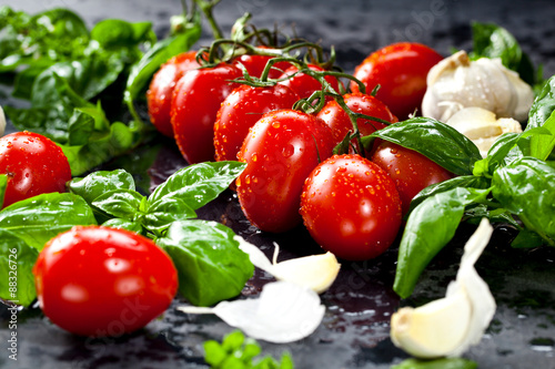 Frische tomaten mit basilikum und knoblauch 