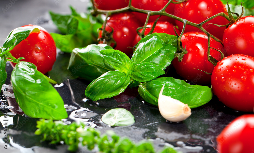 Frische tomaten mit basilikum und knoblauch Stock-Foto | Adobe Stock Frische tomaten mit basilikum und knoblauch Stock-Foto | Adobe Stock