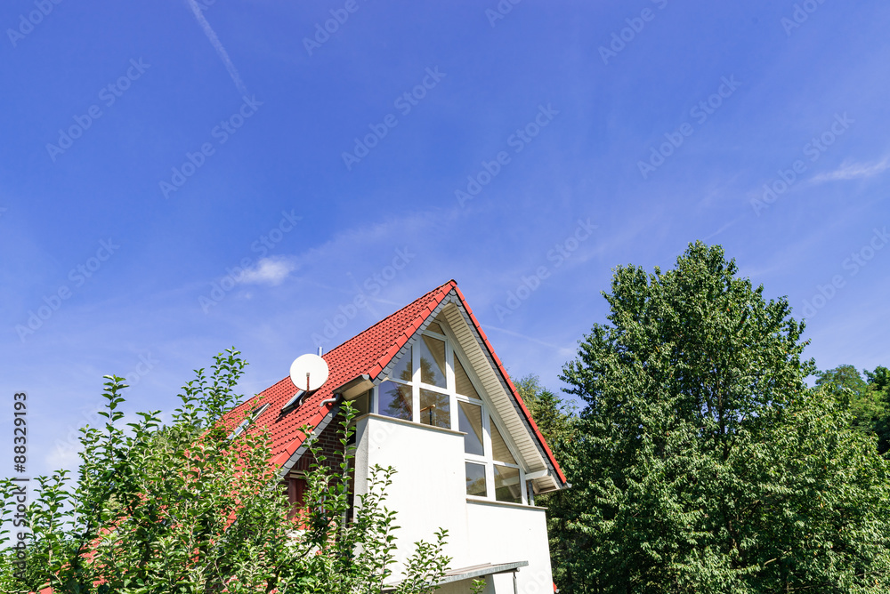 Haus im Wald unter blauen Himmel Haus im Wald unter blauen Himmel