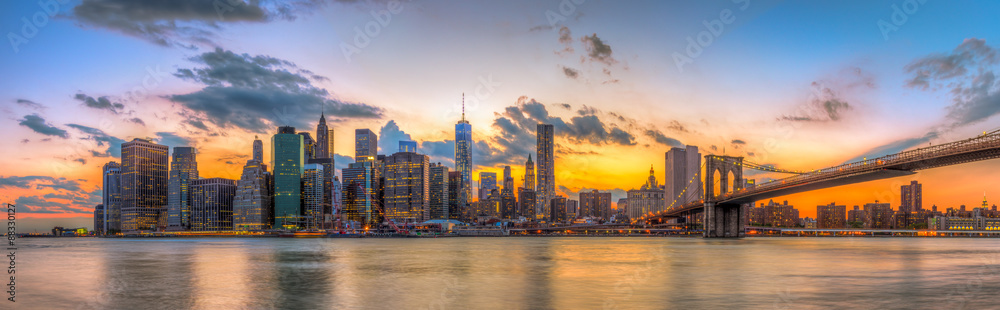 Naklejka premium Most Brooklyński i centrum Nowego Jorku w piękny zachód słońca