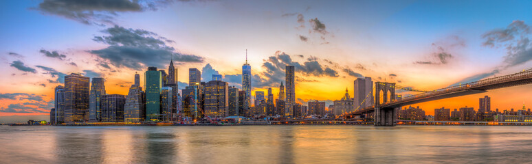 Fototapete Nordamerika Brooklyn Bridge und die Innenstadt von New York City bei wunderschönem Sonnenuntergang  © kanonsky