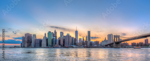 New York City Manhattan downtown skyline and Brooklyn bridge © kanonsky