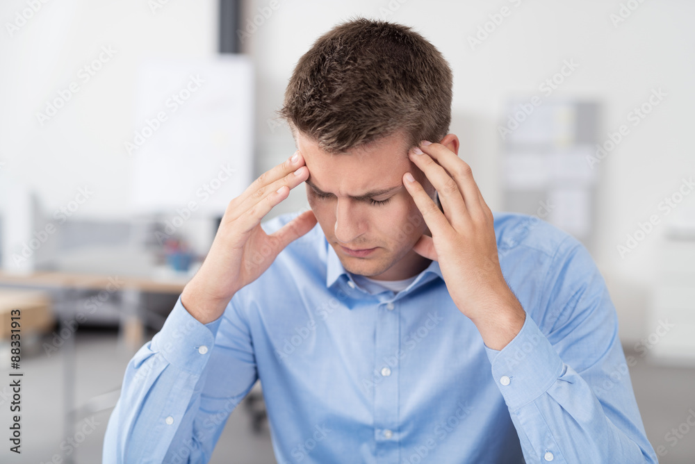 mann im büro mit kopfschmerzen mann im büro mit kopfschmerzen
