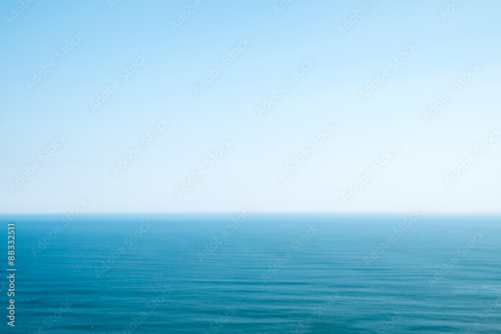 Naklejka premium Morze, horyzont i błękitne niebo