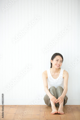 座る若い女性