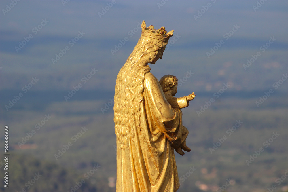 Obraz premium Golden statue of Virgin Mary and Baby Jesus