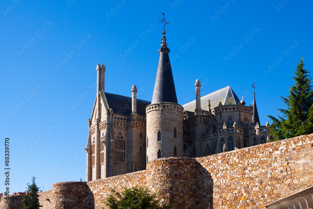 Fototapeta premium Old town walls and Episcopal Palace of Astorga