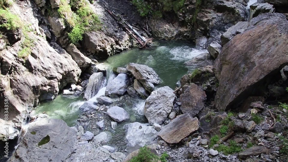ein Gebirgsbach in einem Wald in Österreich ein Gebirgsbach in einem Wald in Österreich