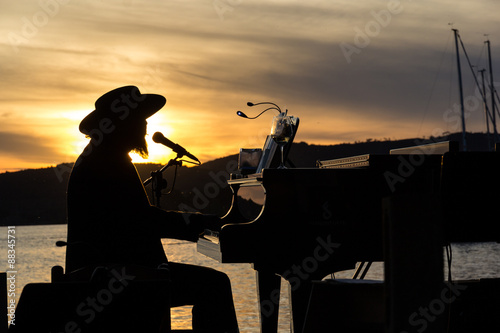 Cantante sul lago