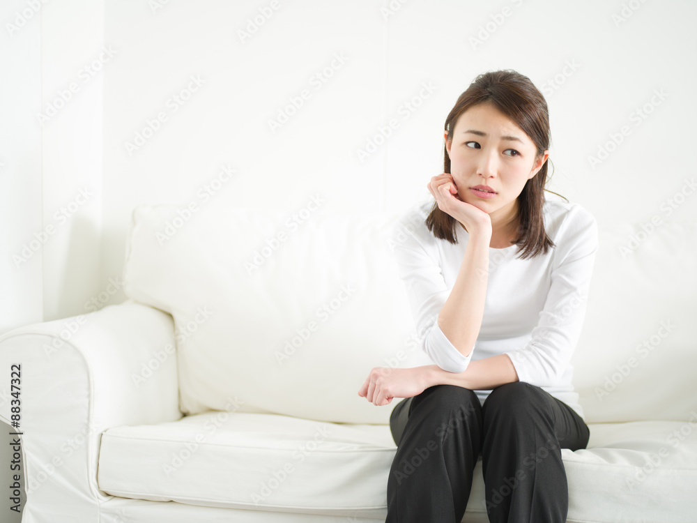 悩む若い女性 悩む若い女性