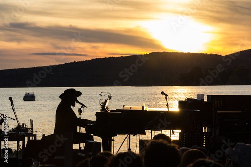 Cantante sul lago