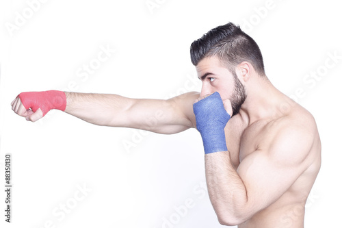 junger Mann beim Kick Boxen