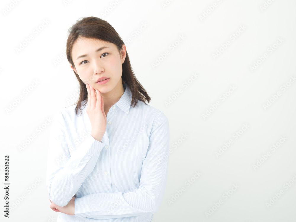 考える・若い女性 考える・若い女性