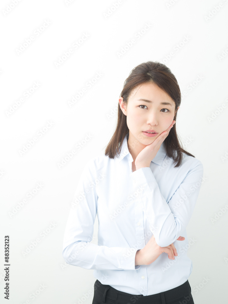 考える・若い女性 考える・若い女性
