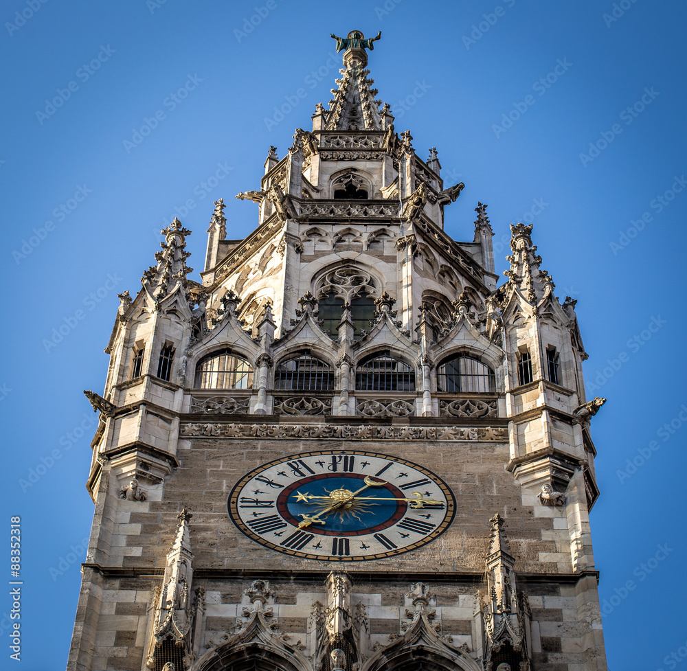 Obraz premium Turm des Münchner Rathauses unter klarem Himmel