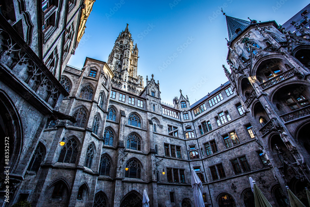 Obraz premium Innenhof des Münchner Rathauses an einem Sommerabend