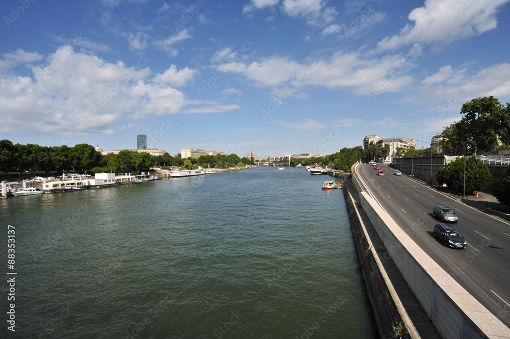La Seine le long des quais, Paris en région Île-de-France, France