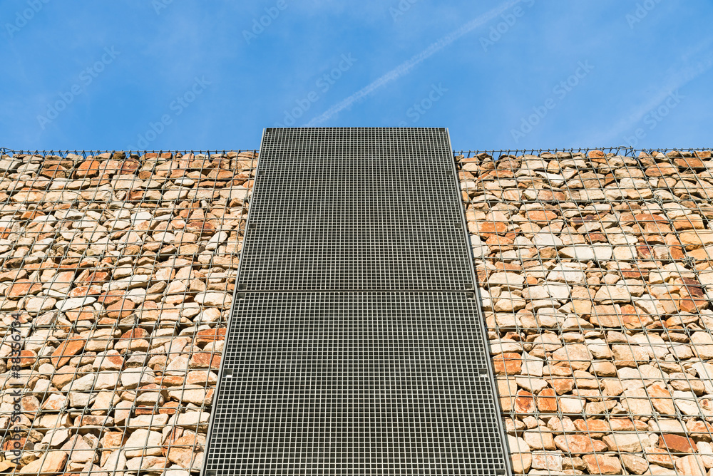 Stahlgitter und Steinmauer StockFoto Adobe Stock
