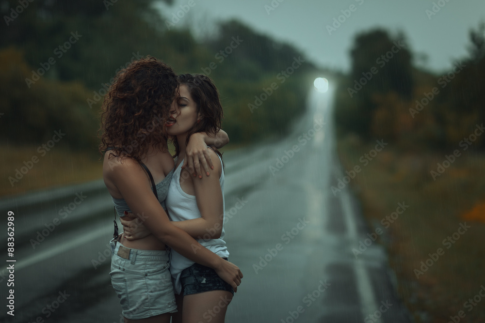 Lesbians Kissing Picture