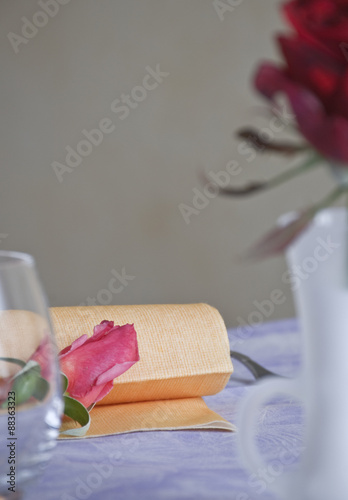 il tovagliolo e la rosa photo