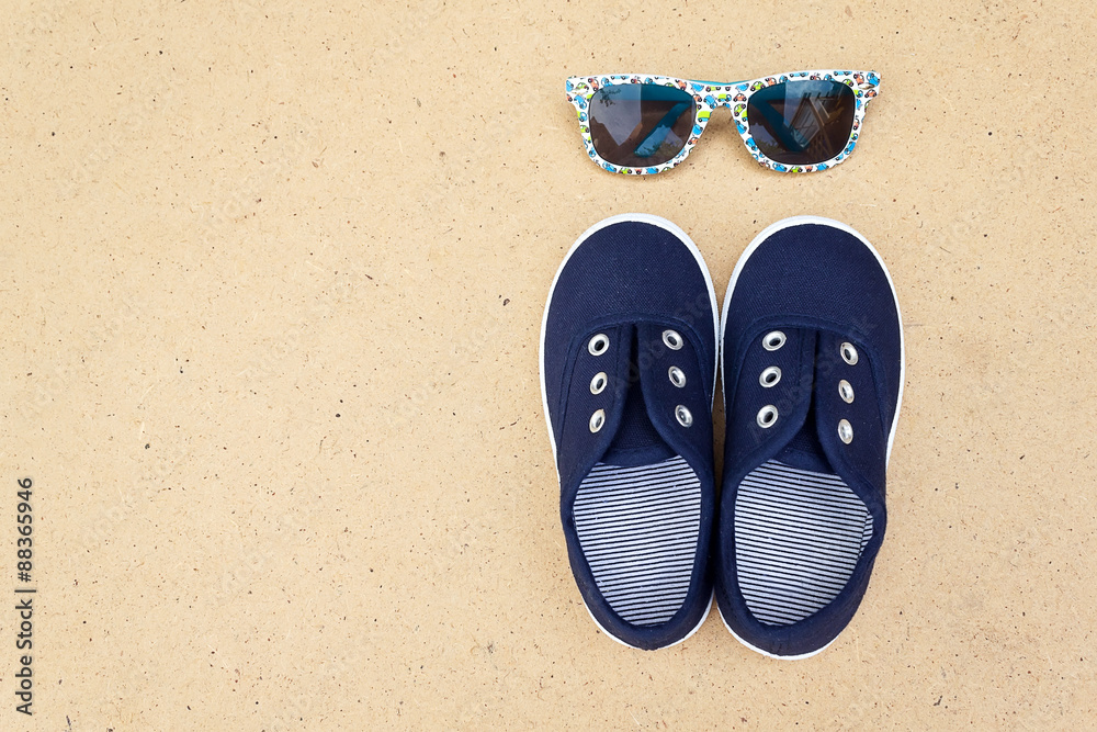 Naklejka premium Blue sneakers and sunglasses. Summer holidays